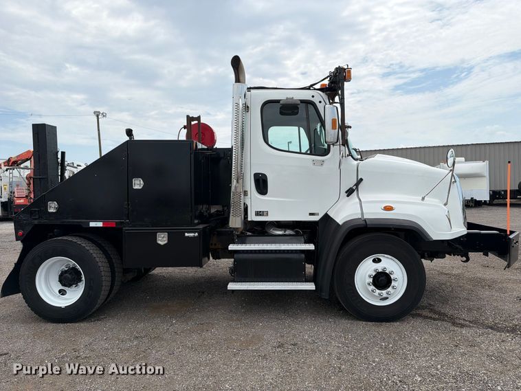 image for item FB4993 2015 Freightliner 114SD toter truck