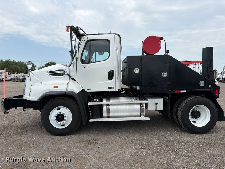 image for item FB4993 2015 Freightliner 114SD toter truck