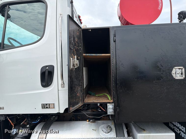 image for item FB4993 2015 Freightliner 114SD toter truck