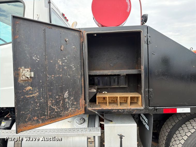 image for item FB4993 2015 Freightliner 114SD toter truck