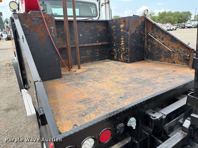 image for item FB4993 2015 Freightliner 114SD toter truck