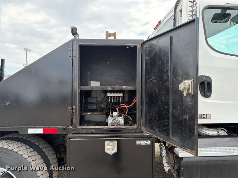 image for item FB4993 2015 Freightliner 114SD toter truck