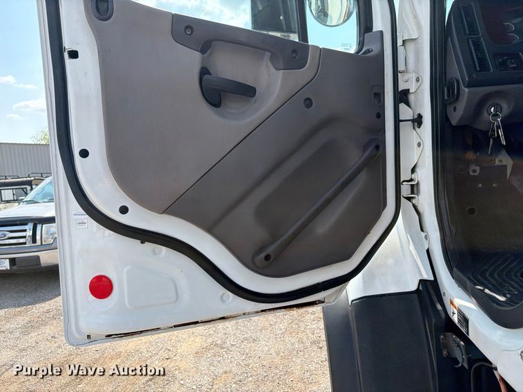 image for item FB4993 2015 Freightliner 114SD toter truck
