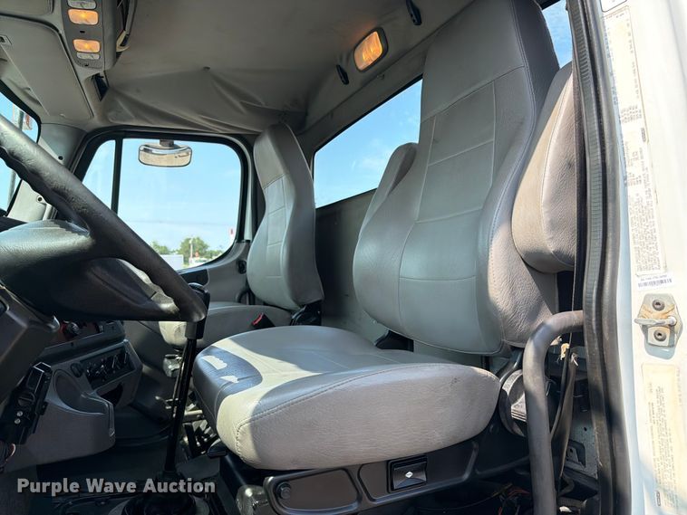 image for item FB4993 2015 Freightliner 114SD toter truck