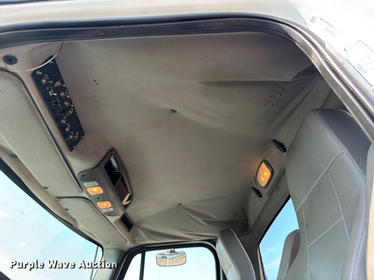 image for item FB4993 2015 Freightliner 114SD toter truck
