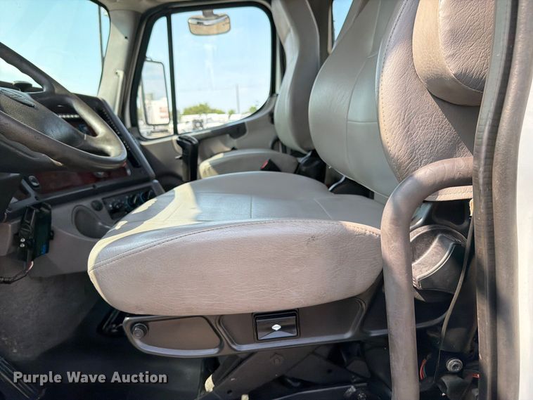 image for item FB4993 2015 Freightliner 114SD toter truck
