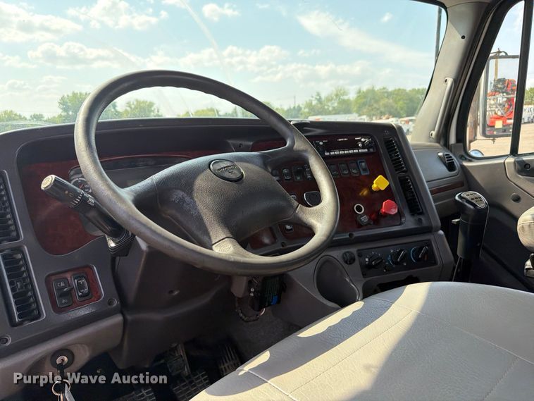 image for item FB4993 2015 Freightliner 114SD toter truck