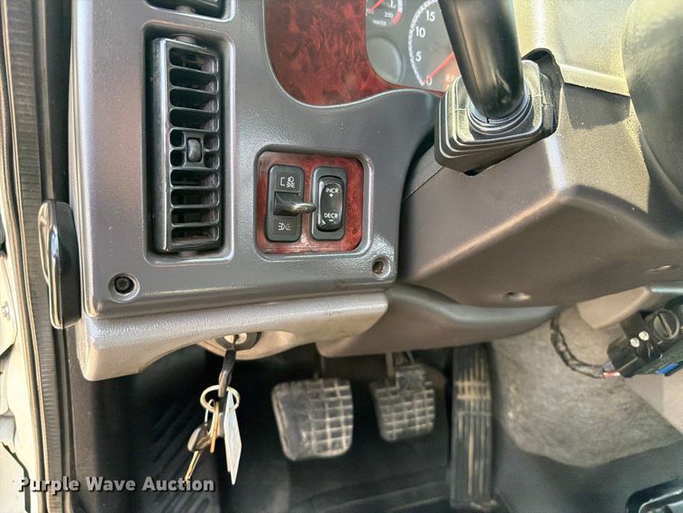 image for item FB4993 2015 Freightliner 114SD toter truck