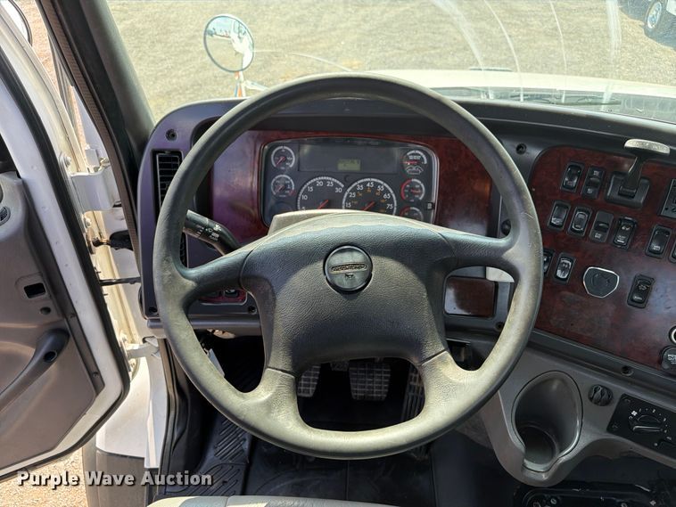 image for item FB4993 2015 Freightliner 114SD toter truck