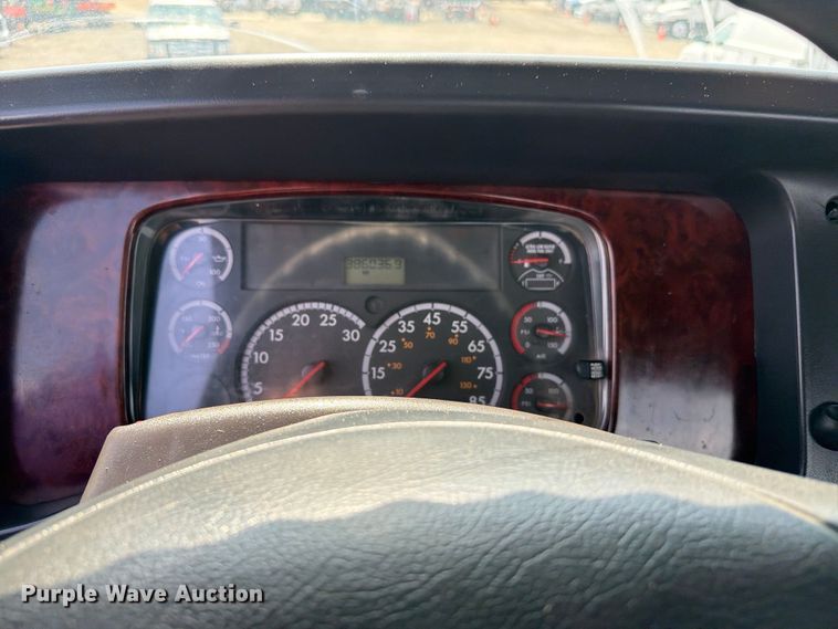 image for item FB4993 2015 Freightliner 114SD toter truck