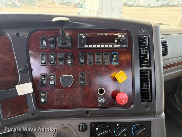 image for item FB4993 2015 Freightliner 114SD toter truck