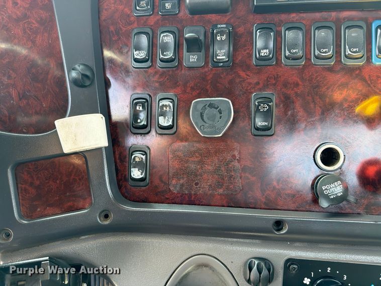 image for item FB4993 2015 Freightliner 114SD toter truck