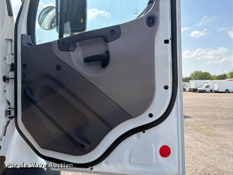 image for item FB4993 2015 Freightliner 114SD toter truck