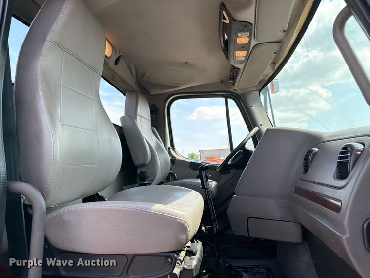 image for item FB4993 2015 Freightliner 114SD toter truck