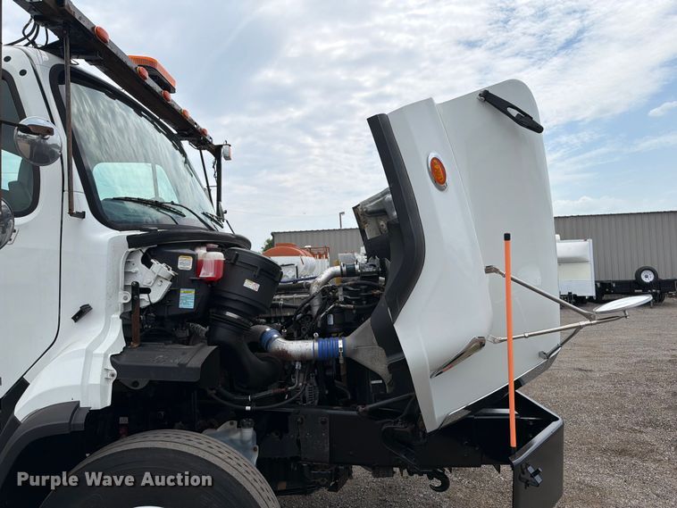 image for item FB4993 2015 Freightliner 114SD toter truck