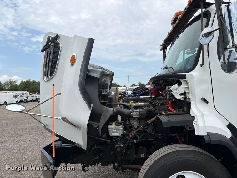 image for item FB4993 2015 Freightliner 114SD toter truck