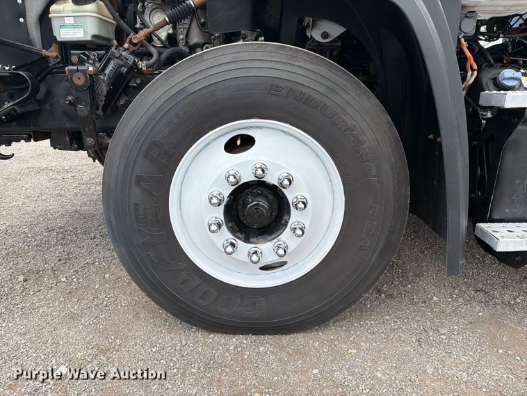 image for item FB4993 2015 Freightliner 114SD toter truck