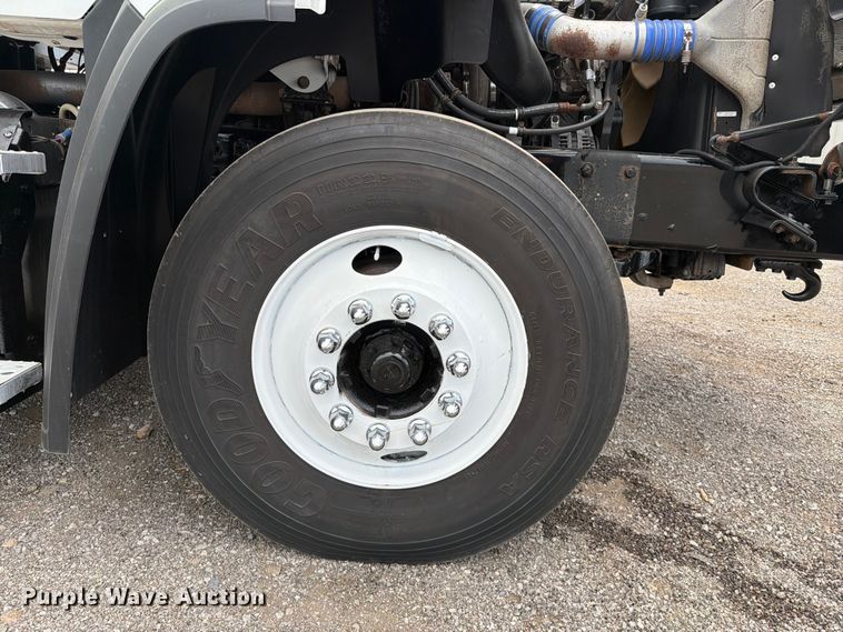 image for item FB4993 2015 Freightliner 114SD toter truck