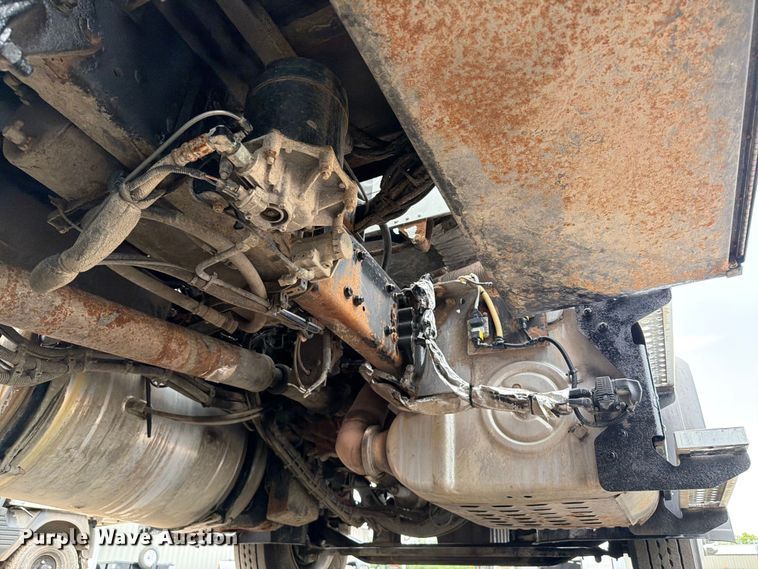 image for item FB4993 2015 Freightliner 114SD toter truck