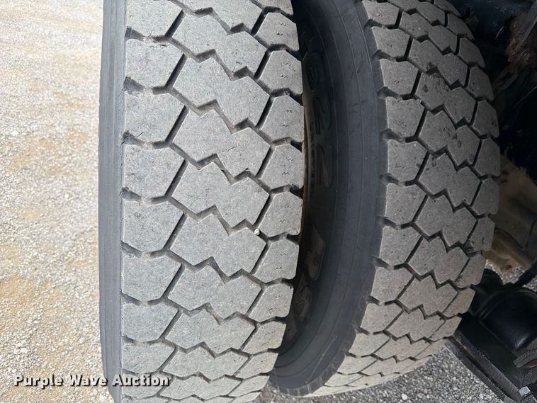 image for item FB4993 2015 Freightliner 114SD toter truck