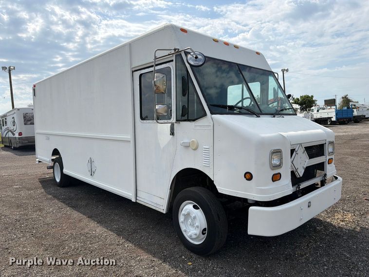 image for item FB4998 2001 Freightliner MT55 delivery truck