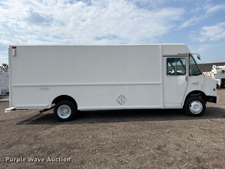 image for item FB4998 2001 Freightliner MT55 delivery truck