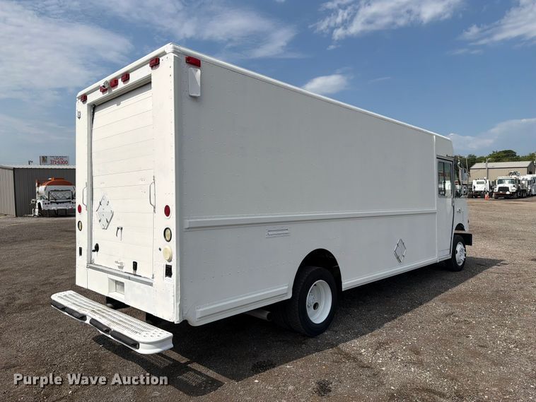image for item FB4998 2001 Freightliner MT55 delivery truck