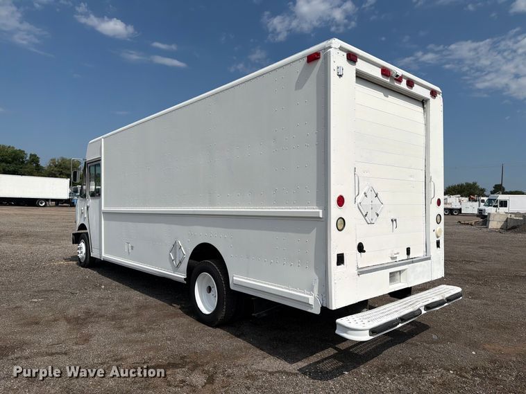 image for item FB4998 2001 Freightliner MT55 delivery truck