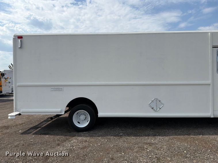 image for item FB4998 2001 Freightliner MT55 delivery truck