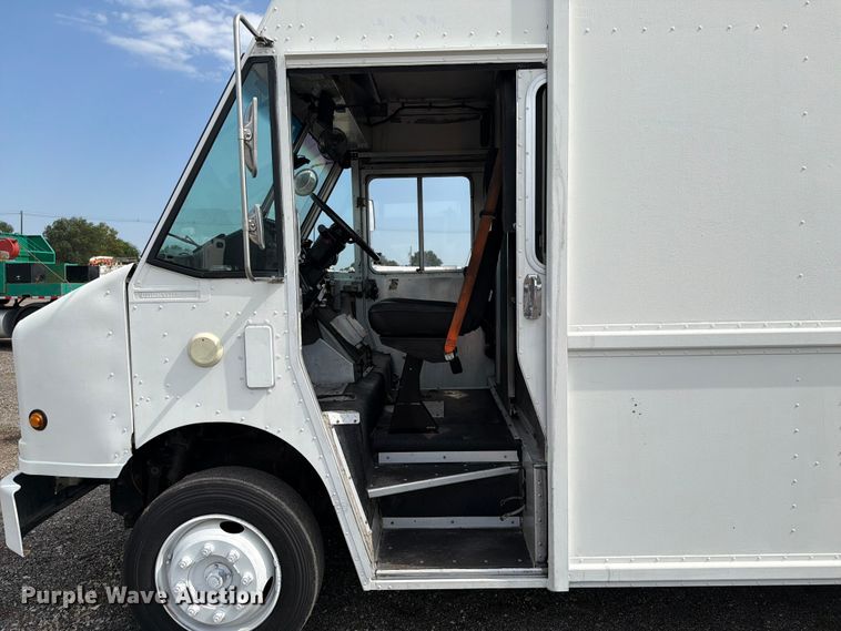 image for item FB4998 2001 Freightliner MT55 delivery truck