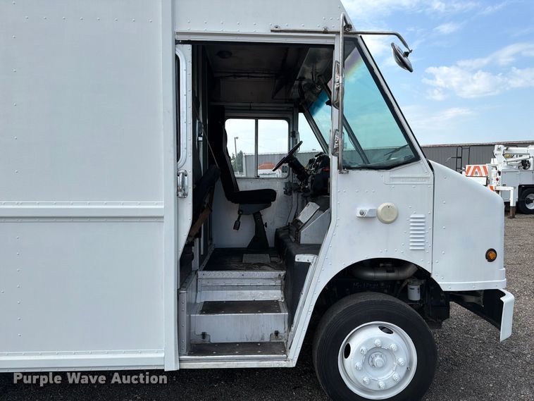 image for item FB4998 2001 Freightliner MT55 delivery truck
