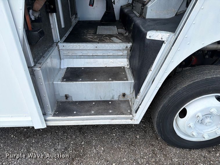 image for item FB4998 2001 Freightliner MT55 delivery truck