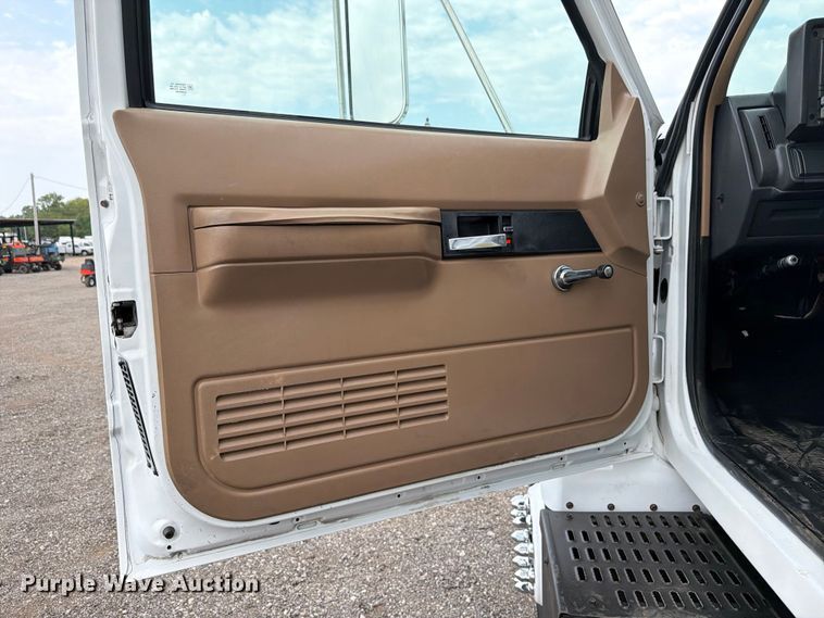 image for item FB5009 2002 Chevrolet C6500 box truck