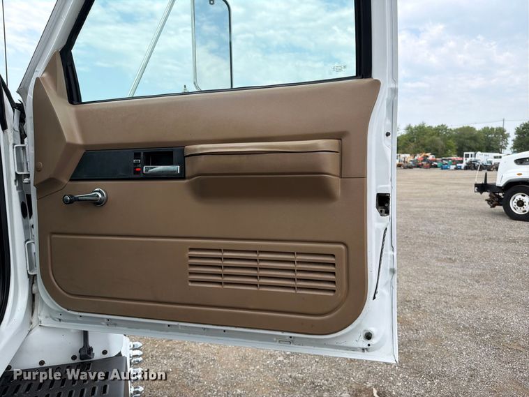 image for item FB5009 2002 Chevrolet C6500 box truck