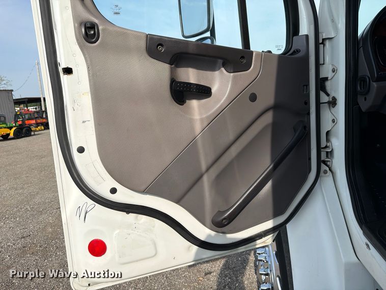 image for item FB5016 2009 Freightliner Business Class M2 bus