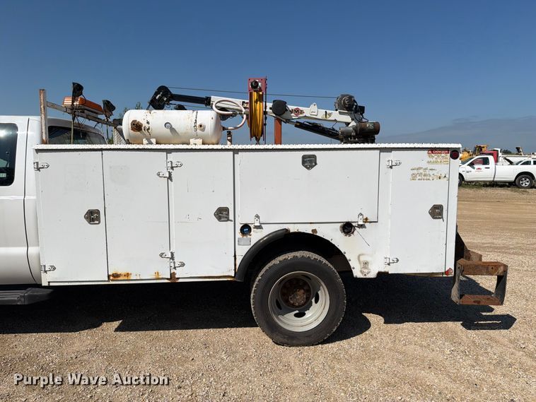 image for item FB5899 2016 Ford F550 Super Duty Ext. Cab utility / service truck
