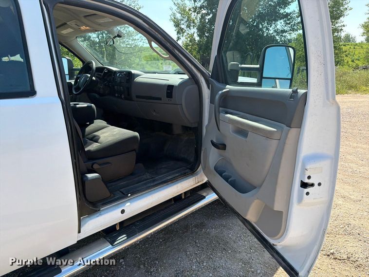 image for item FB5900 2011 GMC Sierra 2500HD Ext. Cab pickup truck