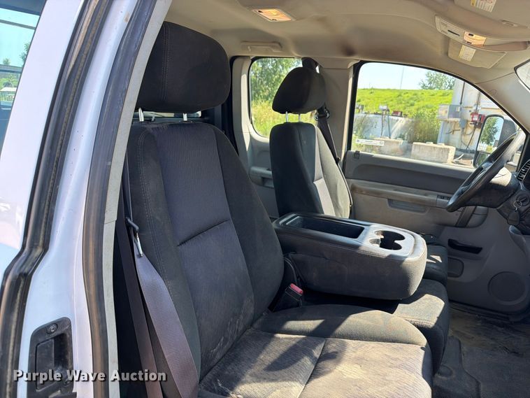 image for item FB5900 2011 GMC Sierra 2500HD Ext. Cab pickup truck
