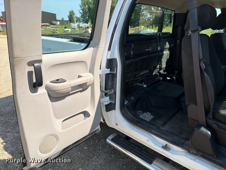 image for item FB5900 2011 GMC Sierra 2500HD Ext. Cab pickup truck