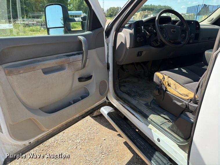 image for item FB5900 2011 GMC Sierra 2500HD Ext. Cab pickup truck