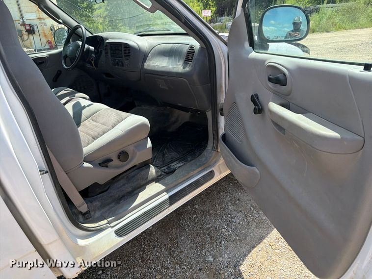 image for item FB5905 2004 Ford F150 pickup truck