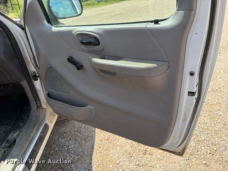image for item FB5905 2004 Ford F150 pickup truck