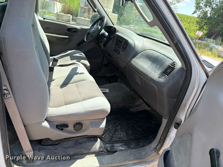 image for item FB5905 2004 Ford F150 pickup truck