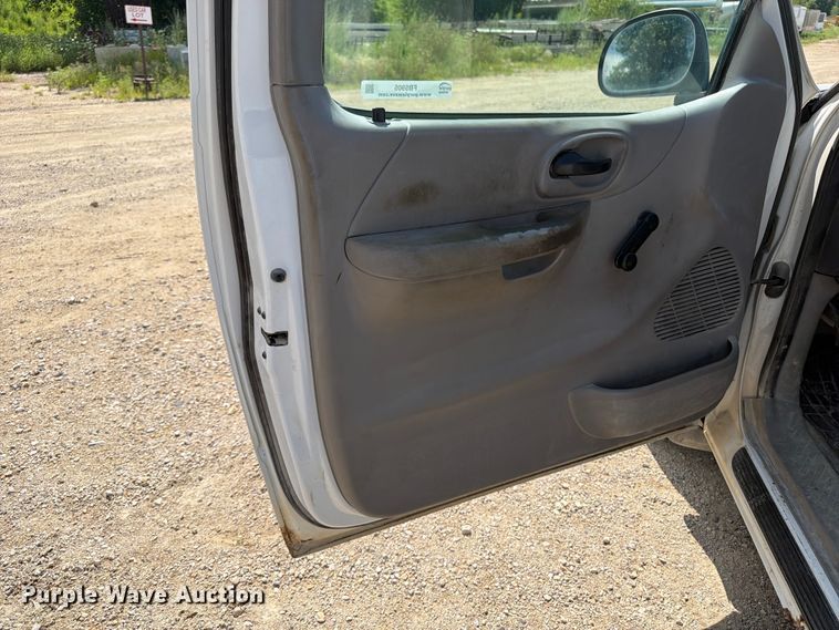 image for item FB5905 2004 Ford F150 pickup truck