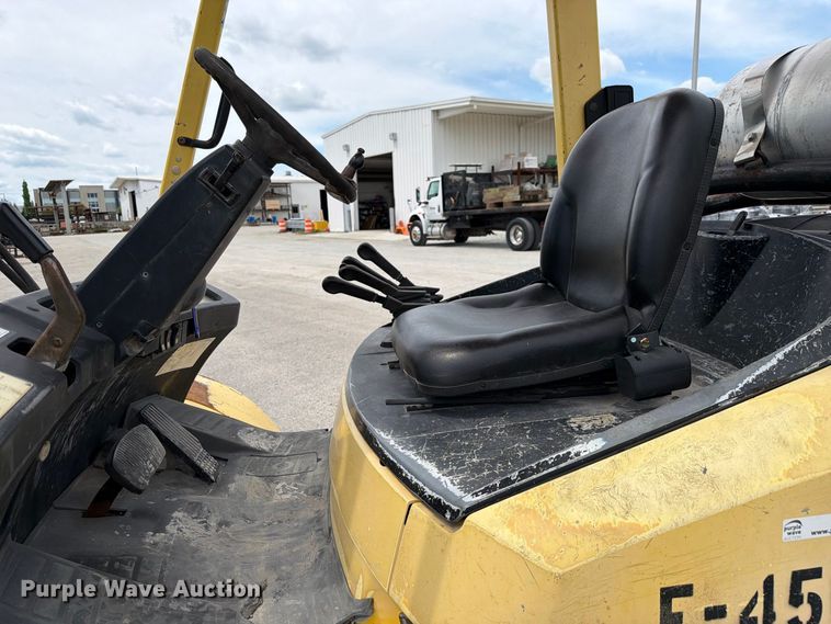 image for item FC3307 2001 Hyster H110XM forklift