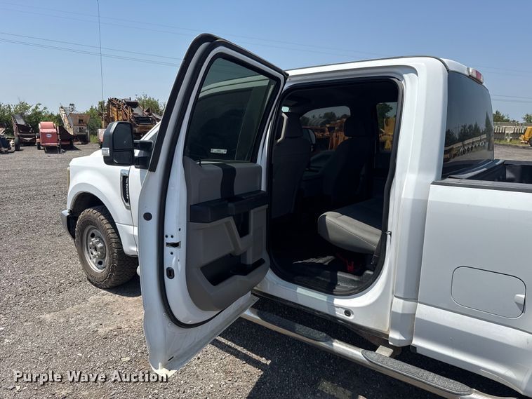 image for item FC4074 2018 Ford F250 Super Duty Crew Cab pickup truck