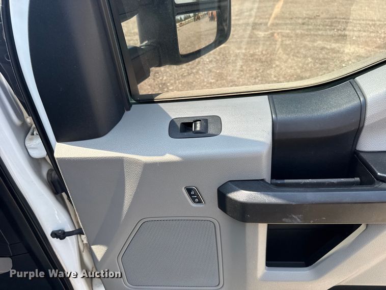 image for item FC4074 2018 Ford F250 Super Duty Crew Cab pickup truck