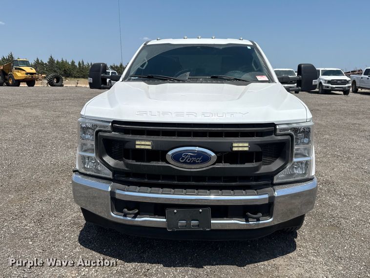 image for item FC4077 2020 Ford F350 Super Duty Crew Cab pickup truck cab and chassis