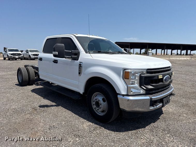 image for item FC4077 2020 Ford F350 Super Duty Crew Cab pickup truck cab and chassis