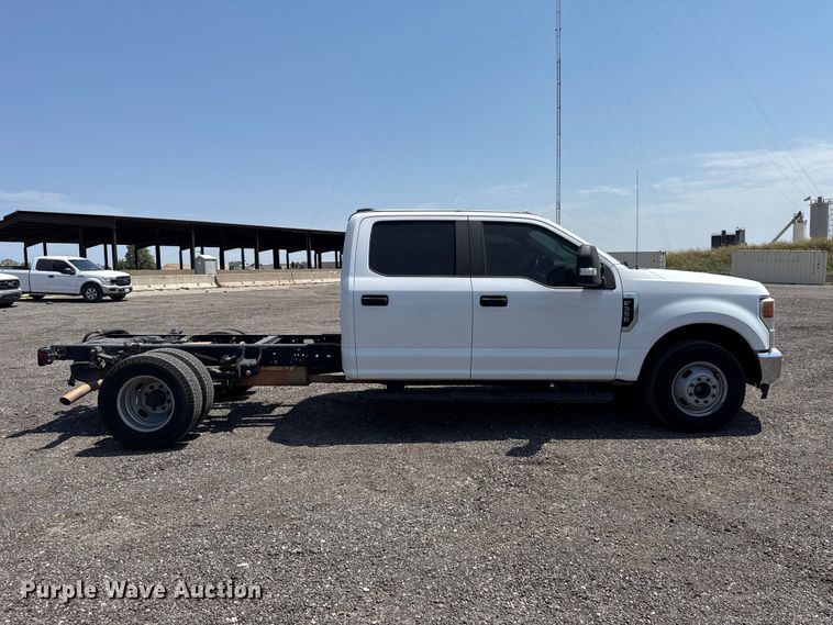 image for item FC4077 2020 Ford F350 Super Duty Crew Cab pickup truck cab and chassis